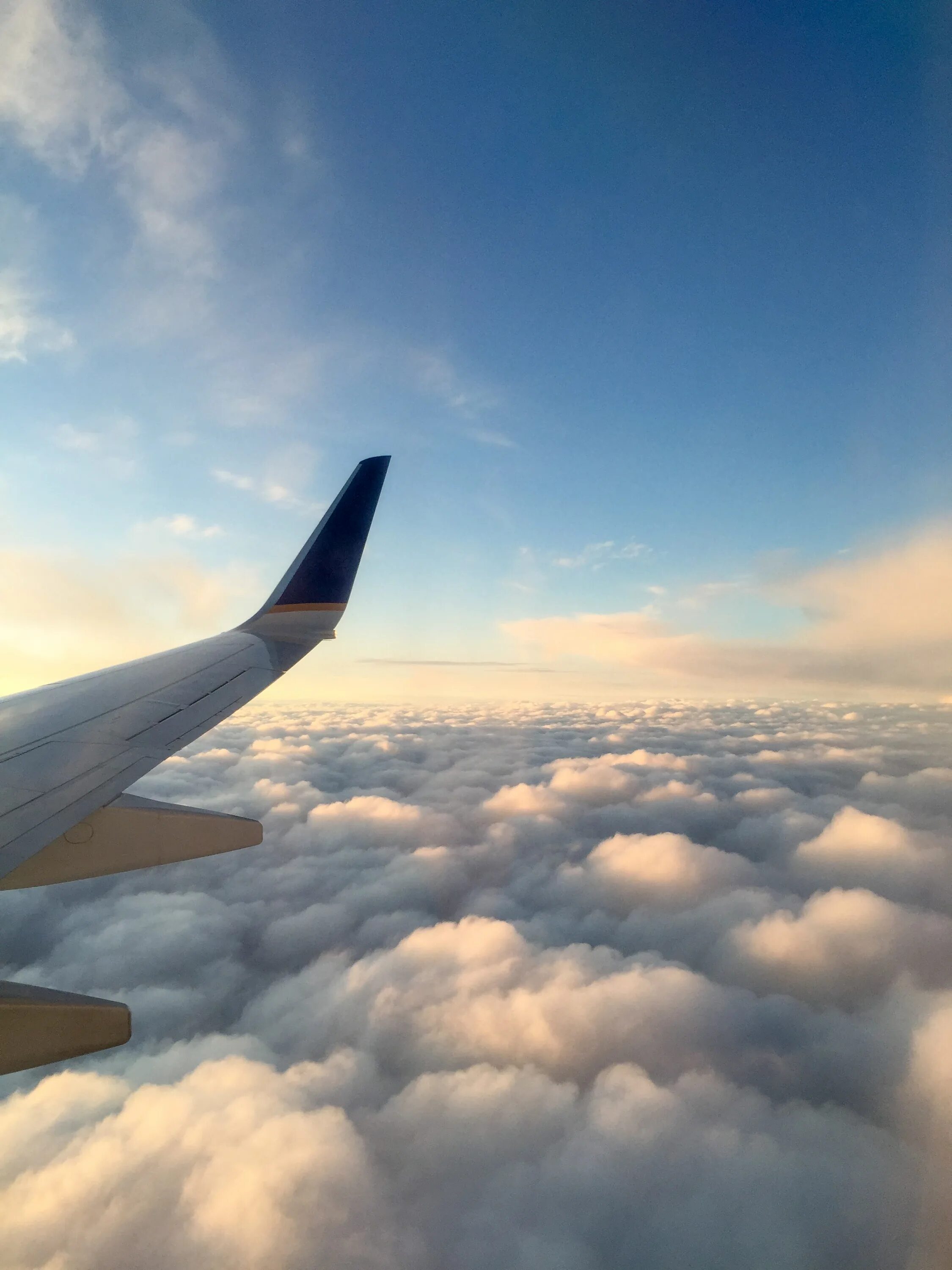 Крыло самолета. Самолет в небе. Небо облака самолет. Крыло самолета в небе.