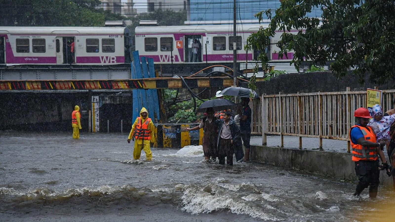 Мумбаи сити индия он трек. Мумбай Индия дожди. Мумбаи Махараштра Индия. Наводнение в Мумбаи. Бомбей дождь.