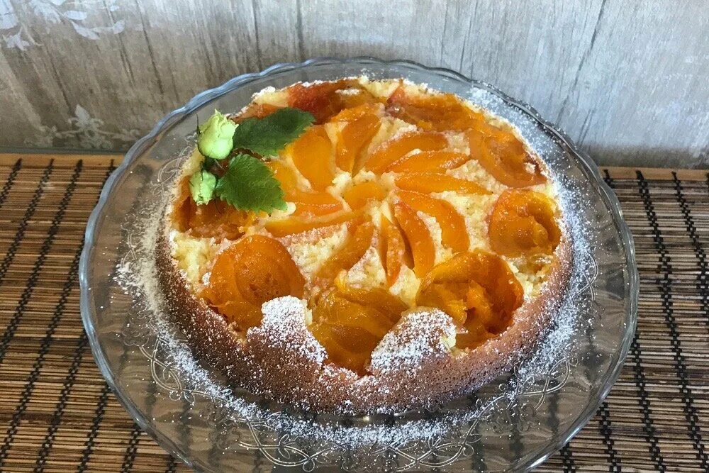 Пирог лето. Пирог с аб. Пирог с абрикосами в духовке. Бисквит с абрикосами. Пирог из абрикосов.