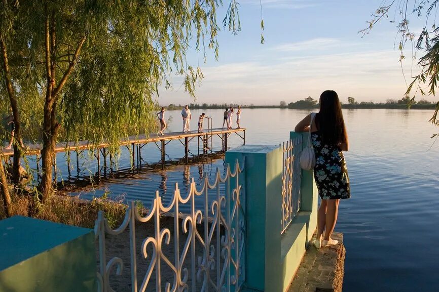 Куда с девушкой в ростове. Девушка на берегу дона. ростов на дону девушки на вечер. девушки в ростове на вечер. девиц левый берег дона.