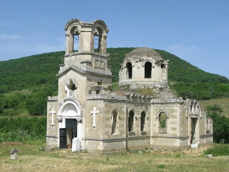 Верхоречье бахчисарайский. Село лаки Бахчисарайского района. Храм село лаки Бахчисарайский район. Монастырь лаки Бахчисарай. Храм Святого Луки Бахчисарайский район.