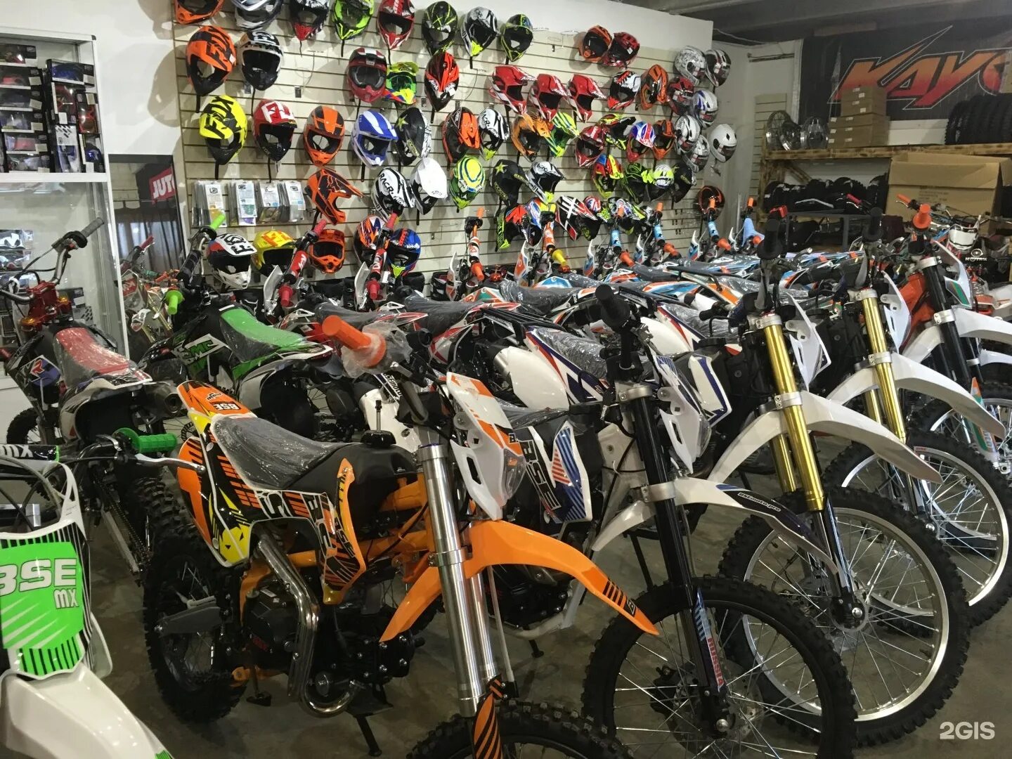 Мотосалон эндуро. Питбайк мотолэнд 250 wrx250 pit. Мотостелс балаково. Питбайк sssr atom 125 17/14. Питбайк рейсер црф 125 синий.