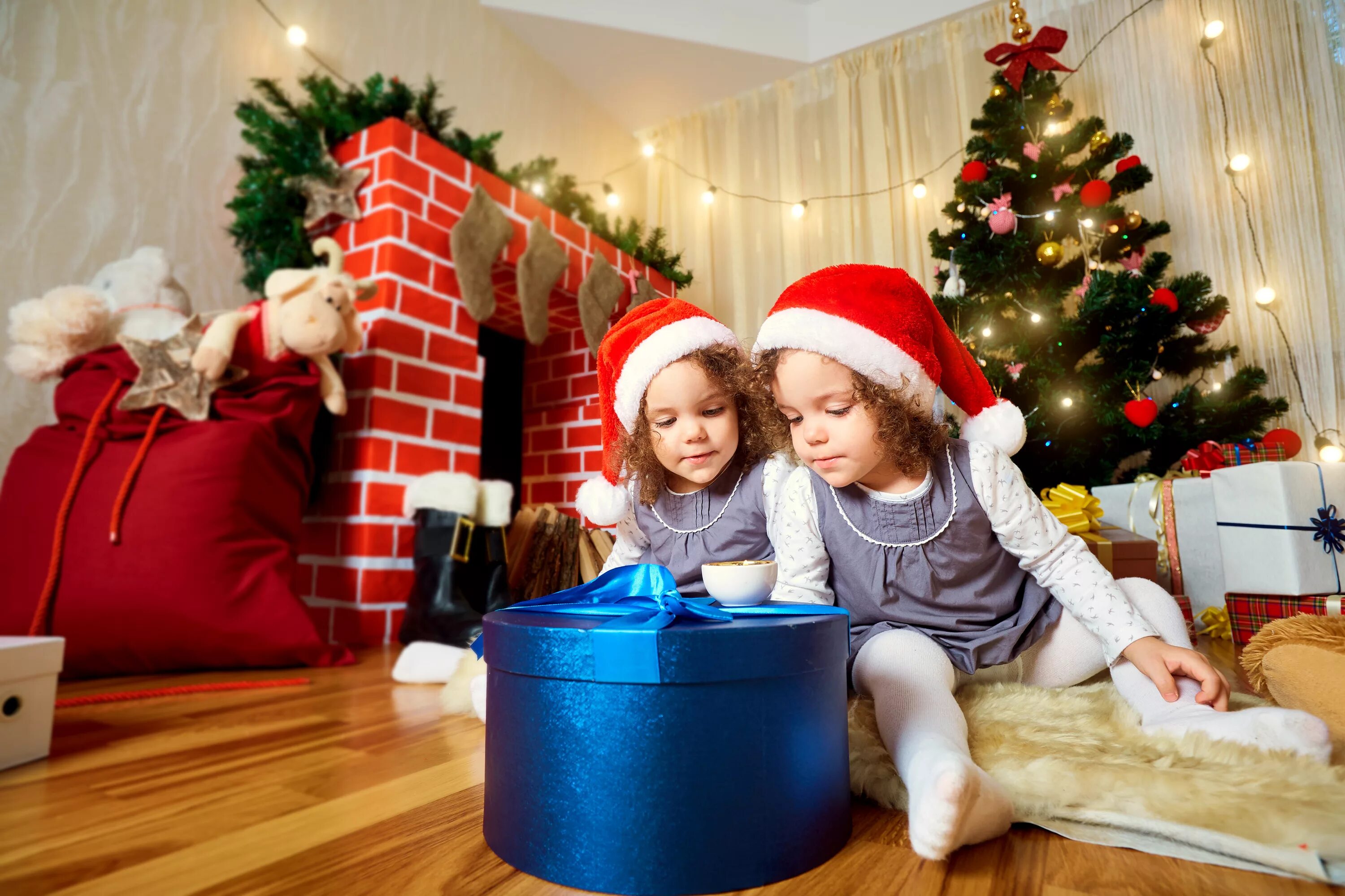 подарок на новый год. подари под елкой для детей. новогодние подарки девочкам на новый год. подарок на новый год. подари под елкой для детей.