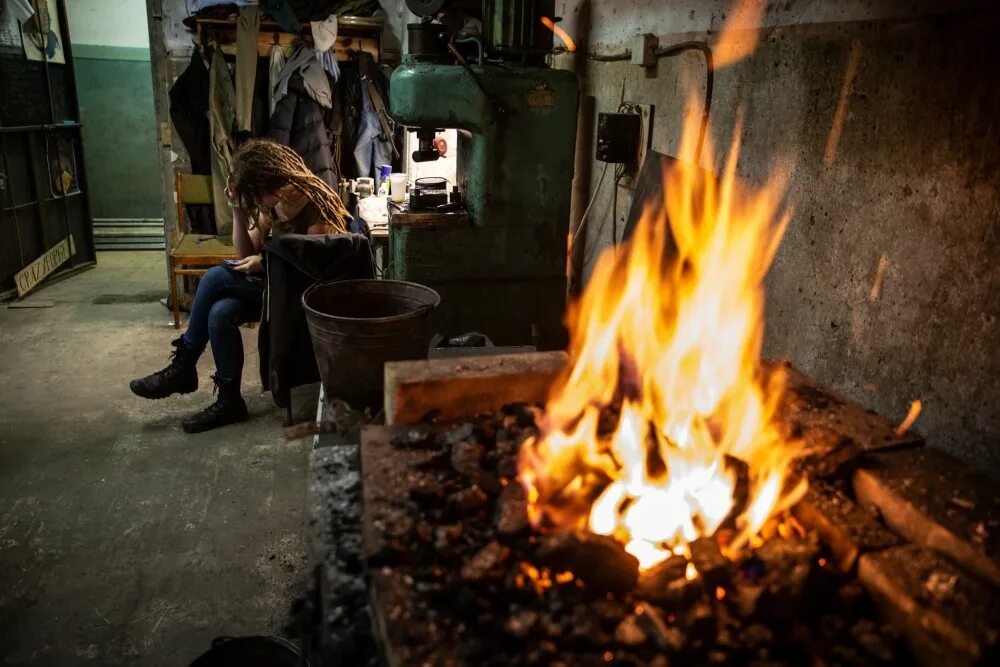 средневековый кузнец. кузнечный цех. ковка металла. кузнец средневековья. кузница клементьева.