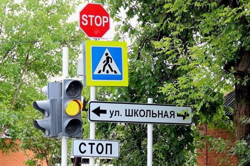 Ул новая майкоп. Светофор гибдд. Светофор майкоп. Кнопка вызывного светофора. Новые дорожные светофоры.