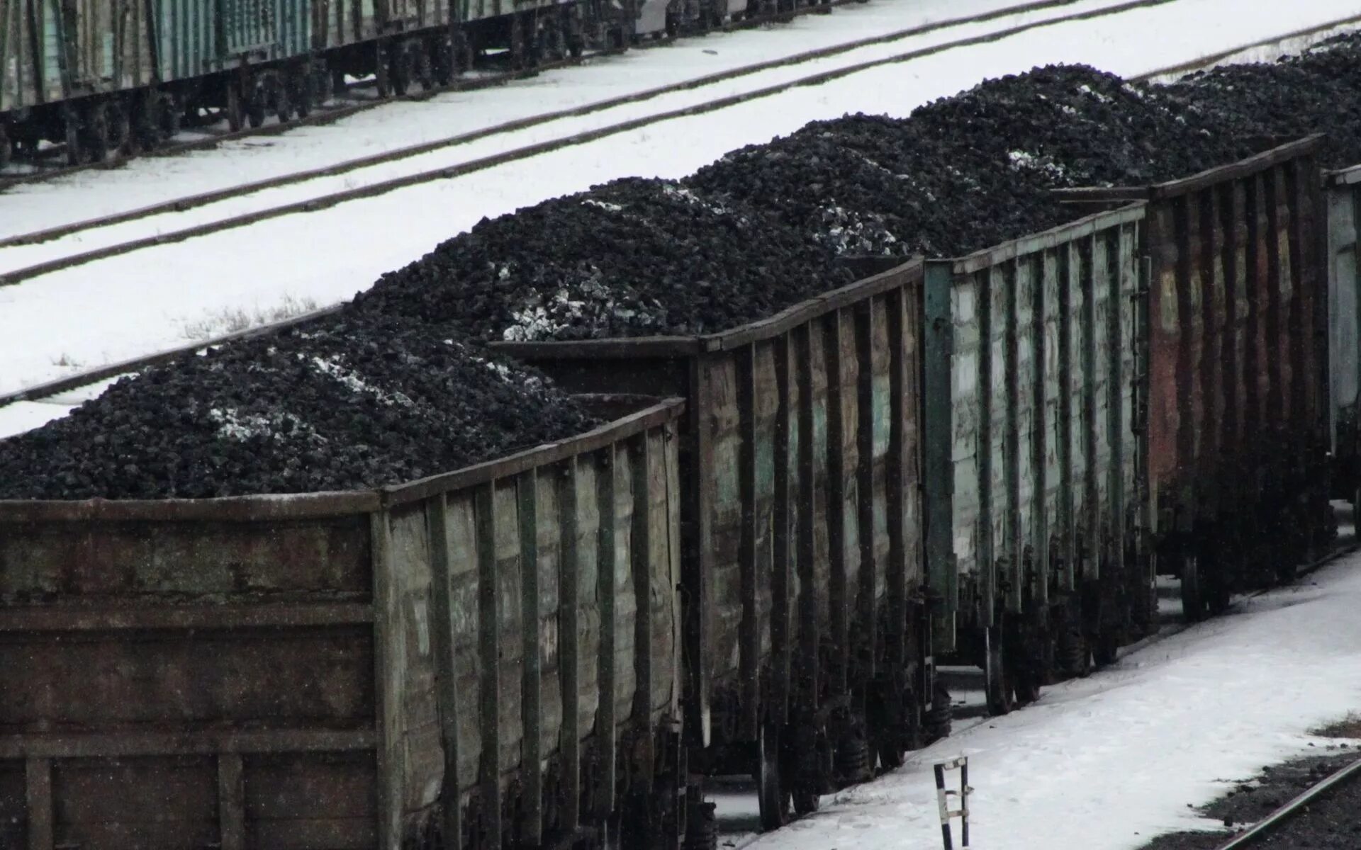 Уголь Донбасса в вагоны. Вагоны с углем. Полувагон с углем. Поставки угля. Уголь в вагоне