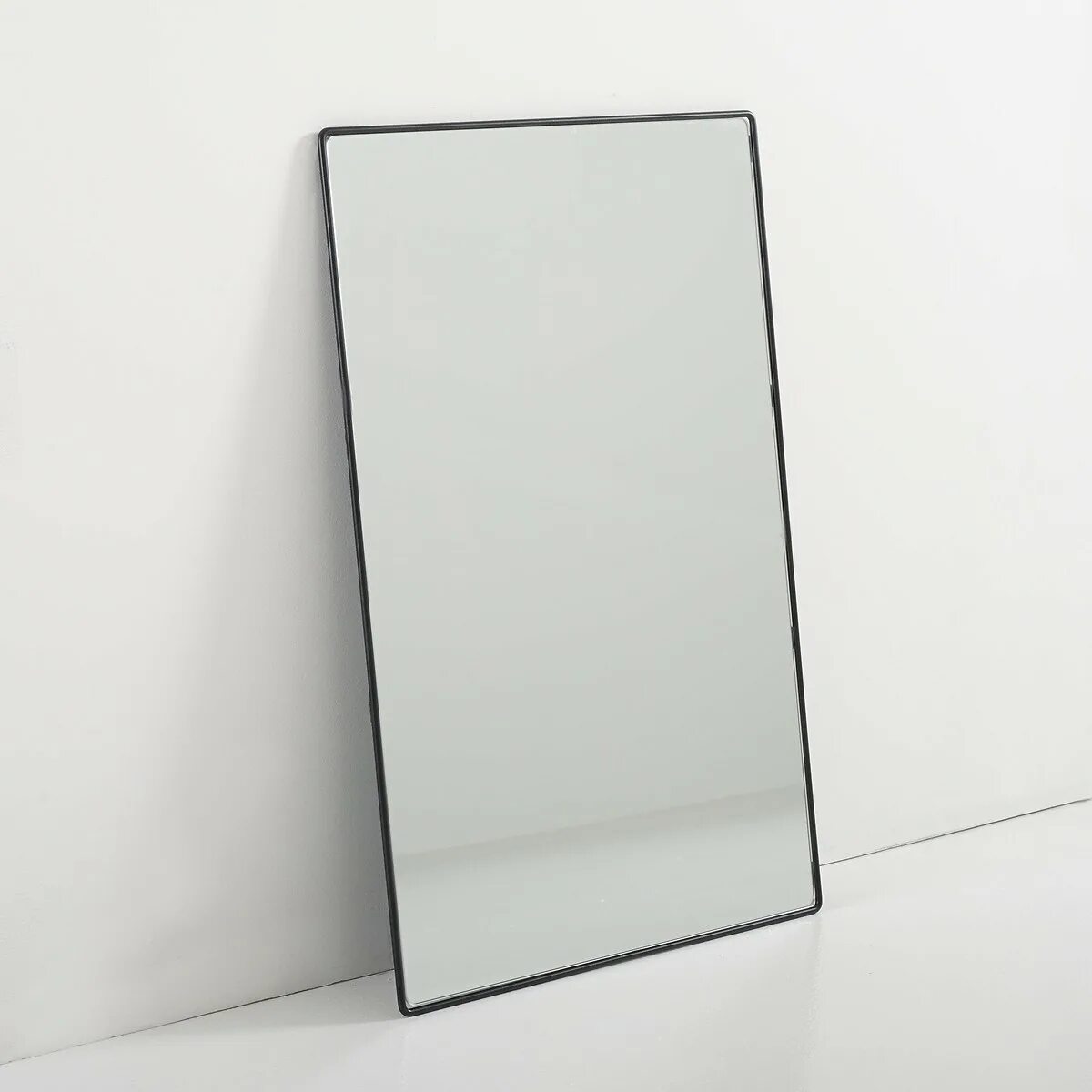 Зеркало la Redoute. Зеркало прямоугольное настенное. Зеркало в черной металлической раме. Зеркало в тонкой рамке.