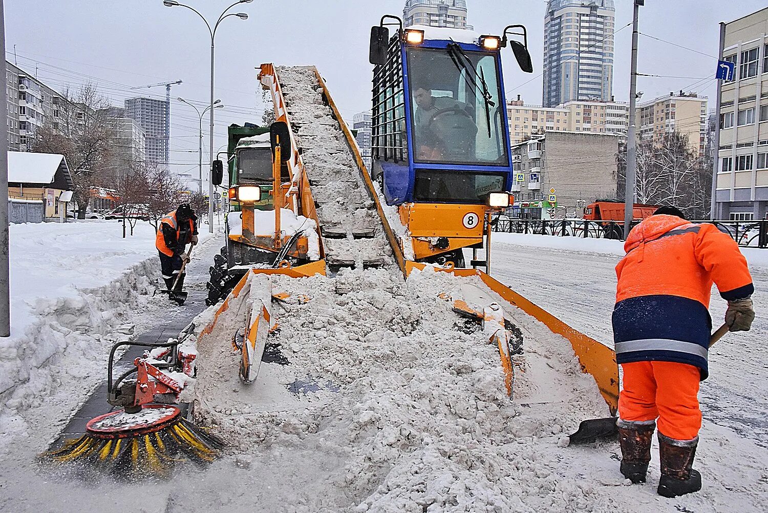 Дороги не чистят от снега. Уборка снега. Уборка снега в Москве. Убирает снег. Уборка снега в городе.