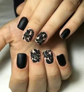 Маникюр с черными цветами