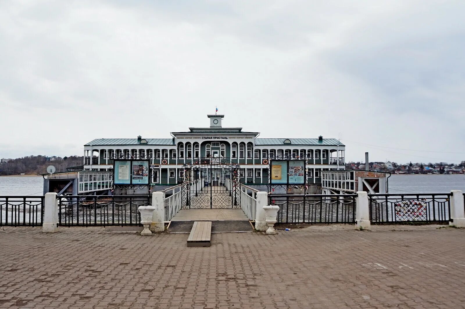Ресторан старая пристань кострома фото. Ресторан пристань кострома. Ресторан пристань кострома. Кострома улица 1 мая 9 старая пристань. Старая пристань кострома.