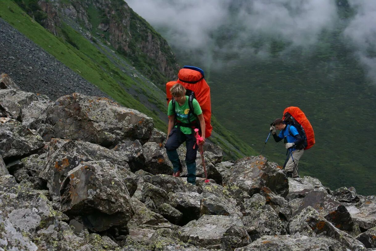 Через горный перевал туристам пришлось идти. Через горный перевал туристам пришлось идти. Николай вобликов горный туризм. Хребет хамар дабан 1993. Перевал турист.