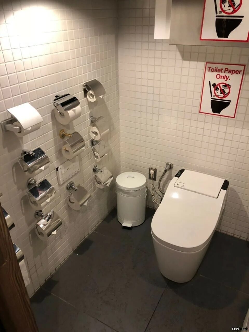 Покажи фотографию туалета. Туалеты в Японии. Смешные общественные туалеты. Туалетная бумага для общественных туалетов. Туалетная комната в Японии.