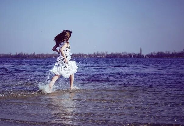 Девушка бежит в платье. Девушка бежит по воде. Девушка Бегущая по волнам. Женщина в платье бежит по воде.