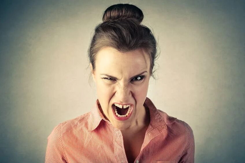 Женщина злость. Девушка орет. Девушка орет. Злая женщина. Злая девушка.