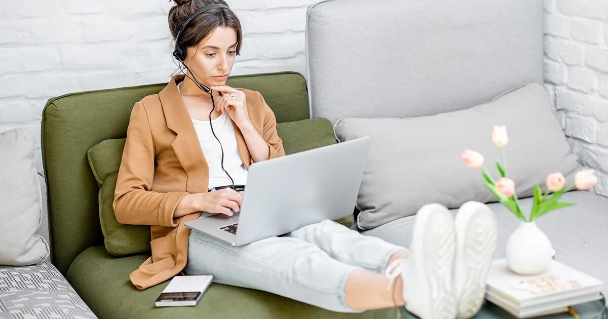 Дистанционный работник. Перед компьютером. Работа удаленно. Отличие хобби от работы. Женщина с ноутбуком.