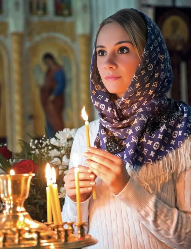 Ставит свечку девушке