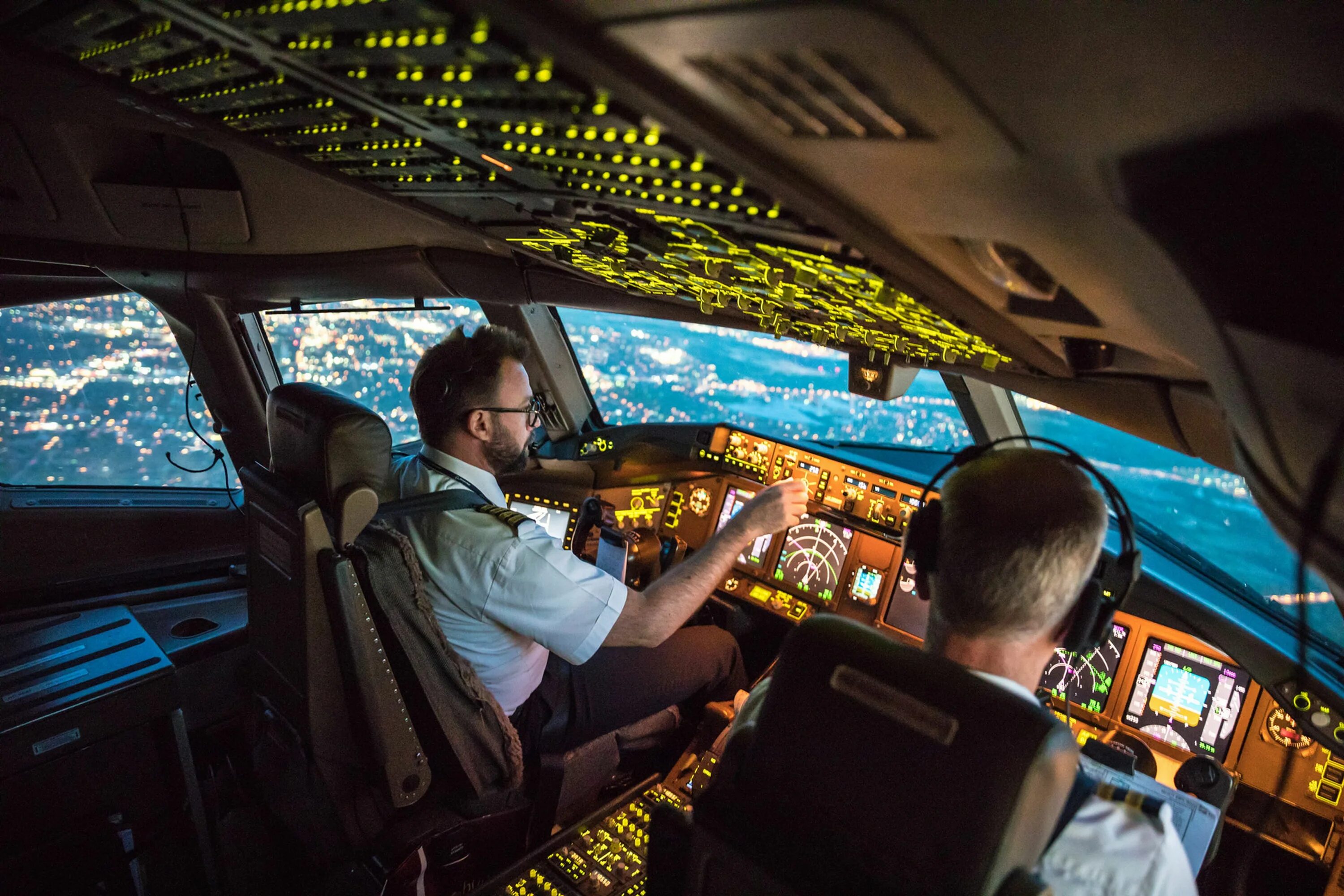 Пилот профессия. Экипаж боинга 737. Airbus a320 кабина. Ан-225 кабина пилотов. Кабина пилота.