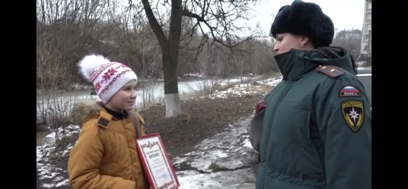 Маленькая девочка спасла жизнь. Десятилетние девочки юля. спасатель девочки в берлин. знак спасение девочки 12 лет. девушка спасла своего одноклассника.