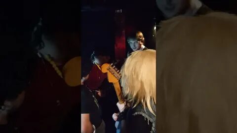 Че за уроды на сцене песни