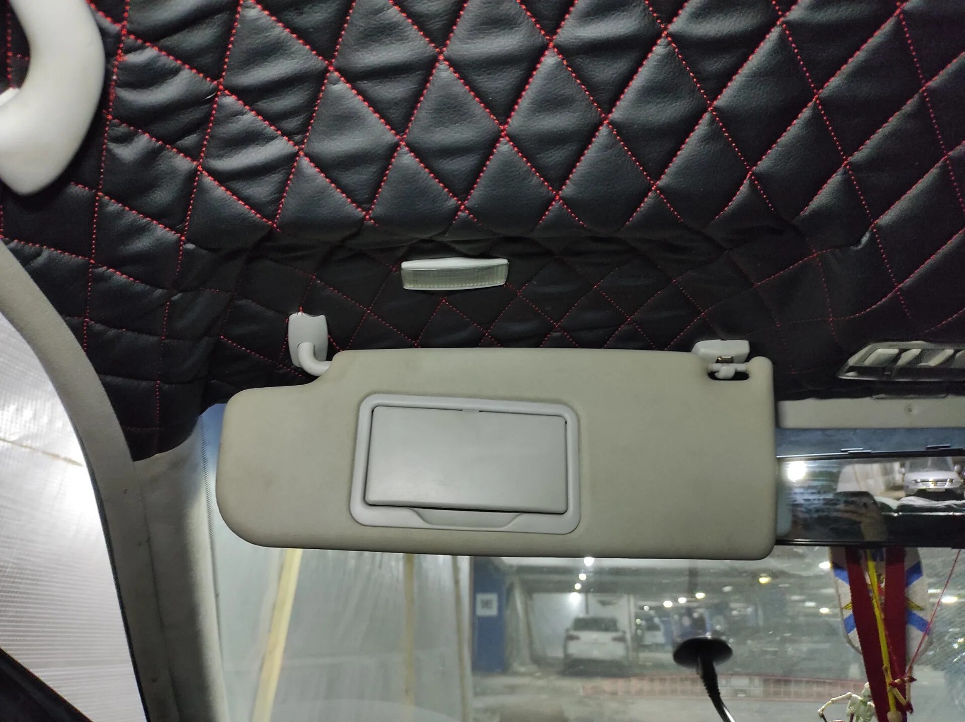 Потолок тойота краун. Перетяжка потолка ауди а6 с5 седан. Обтянуть потолок в автомобиле. Потолок из экокожи ваз 2110. Перетяжка потолка гольф 2.