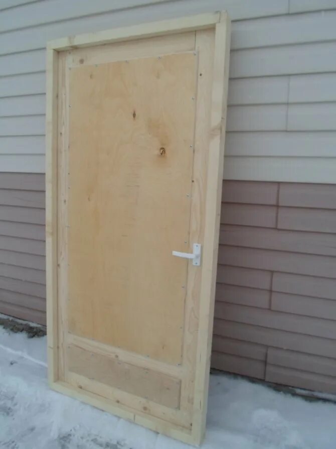 Двери готовой коробкой. Утеплить дверь входную деревянную. Дверь из фанеры. Входная дверь из фанеры. Дверь деревянная уличная утепленная.
