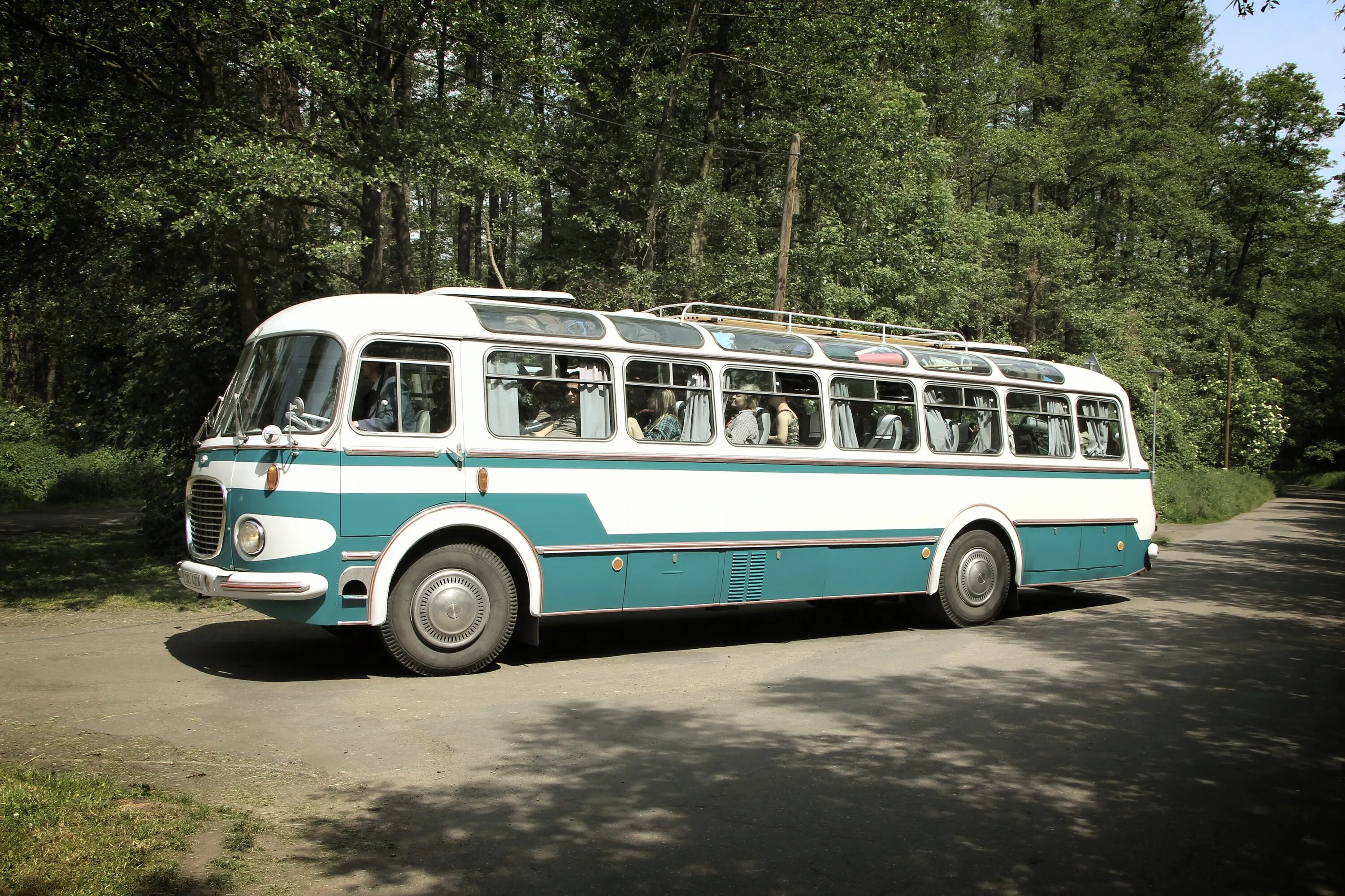 Автобусы старые дороги. Старые автобусы. Старенький автобус. Ретро автобус. Старые пассажирские автобусы.