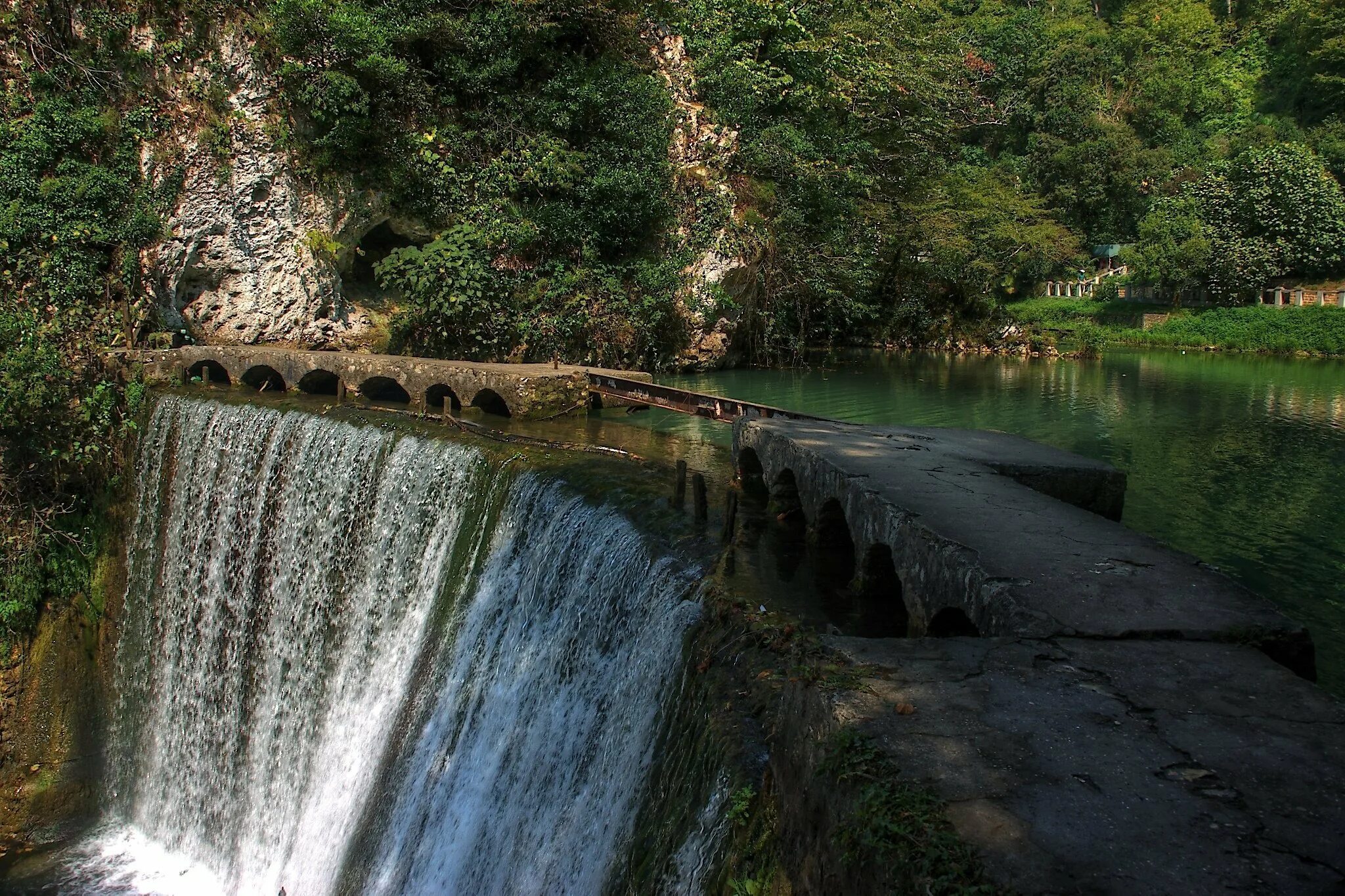 Погода новый афон абхазия на 10 дней. Водопад новый Афон Абхазия. Рукотворный водопад в Абхазии. Рукотворный водопад новый Афон. Новоафонский водопад новый Афон.