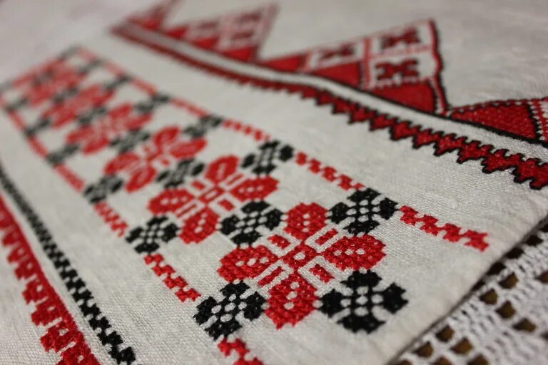 Вышиваные рушники. Русская обережная вышивка рушники. Вышитые полотенца. Прикамский свадебный рушник вышивка. Рушник вышитый крестом.