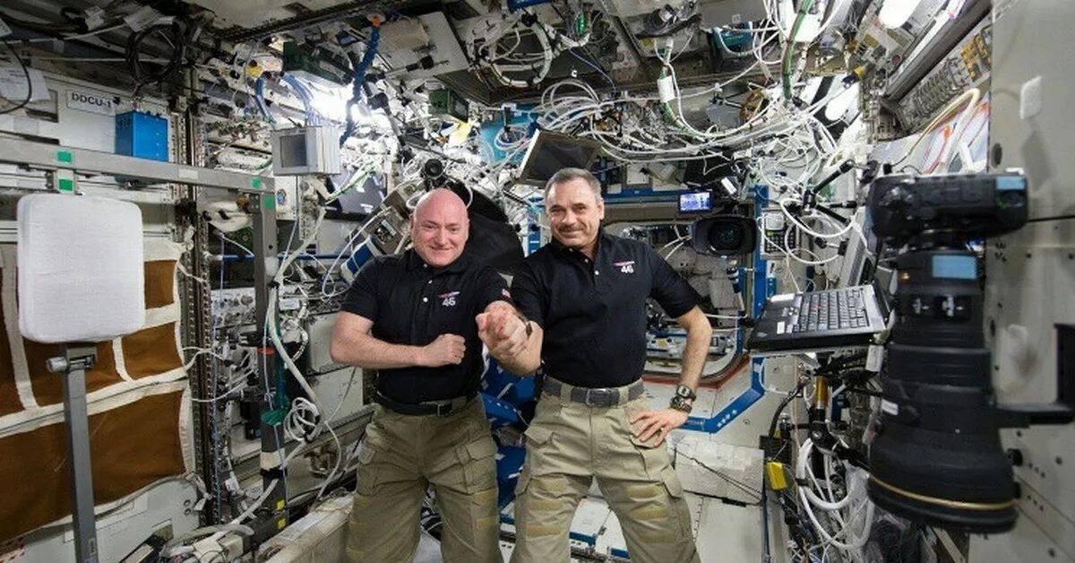 Сколько времени будут космонавты. Станция МКС. Космонавт Волков на МКС. Зарплата Космонавта на МКС. МКС фото.