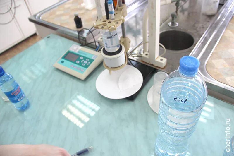 Испытание водой. Лабораторные исследования воды. Химическое исследование воды. Лабораторные пробы воды. Исследование воды в лаборатории.