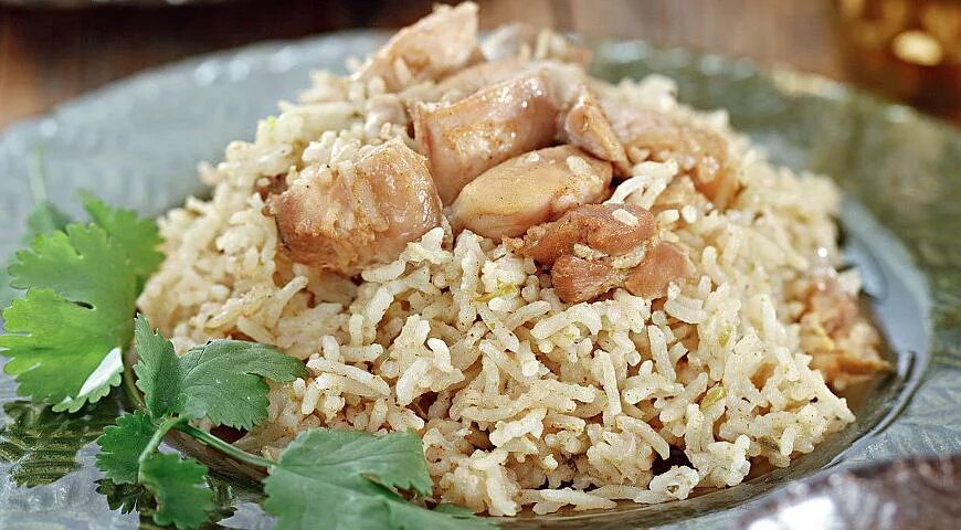 Обломов курица с рисом. Обед рис с курицей. рис припущенный с курицей. рис с курицей индия острый. курица из риса.