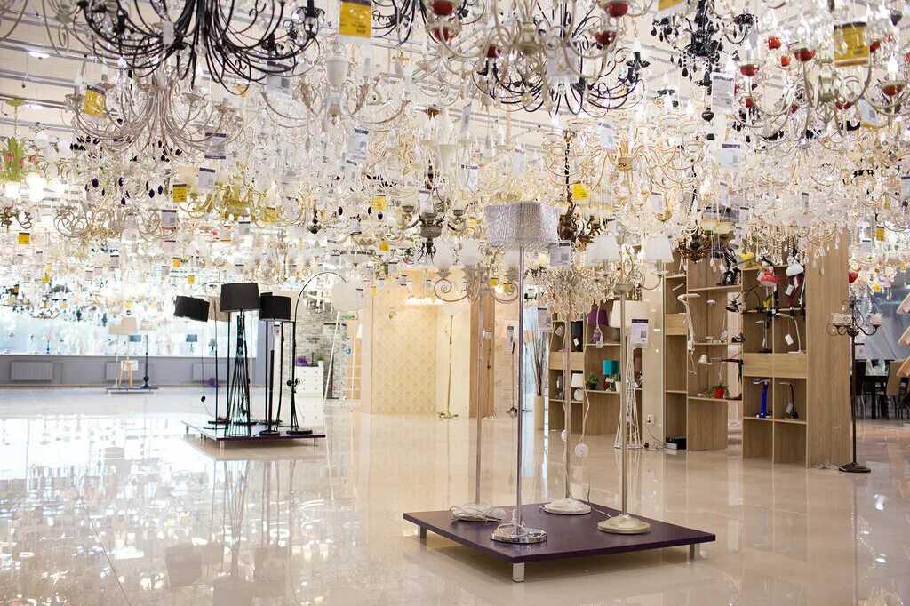 дом света верхняя пышма. магазин люстры светильники екатеринбург. магазины люстр екб. много люстр. салон люстр.