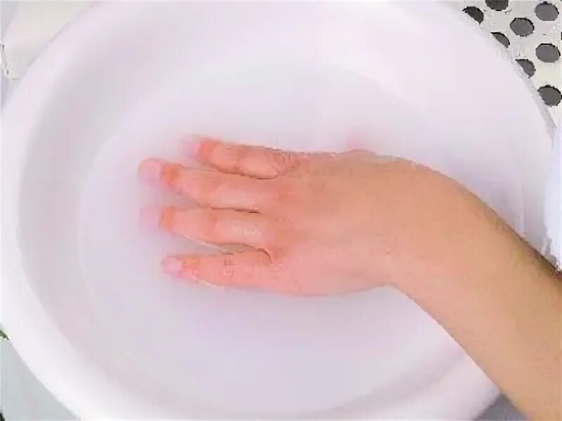 Ванночка для рук после. Руки в тазике с водой. Солевые ванночки для пальцев рук. Ванночки для опухшего пальца. Солевые ванночки для кисти руки.
