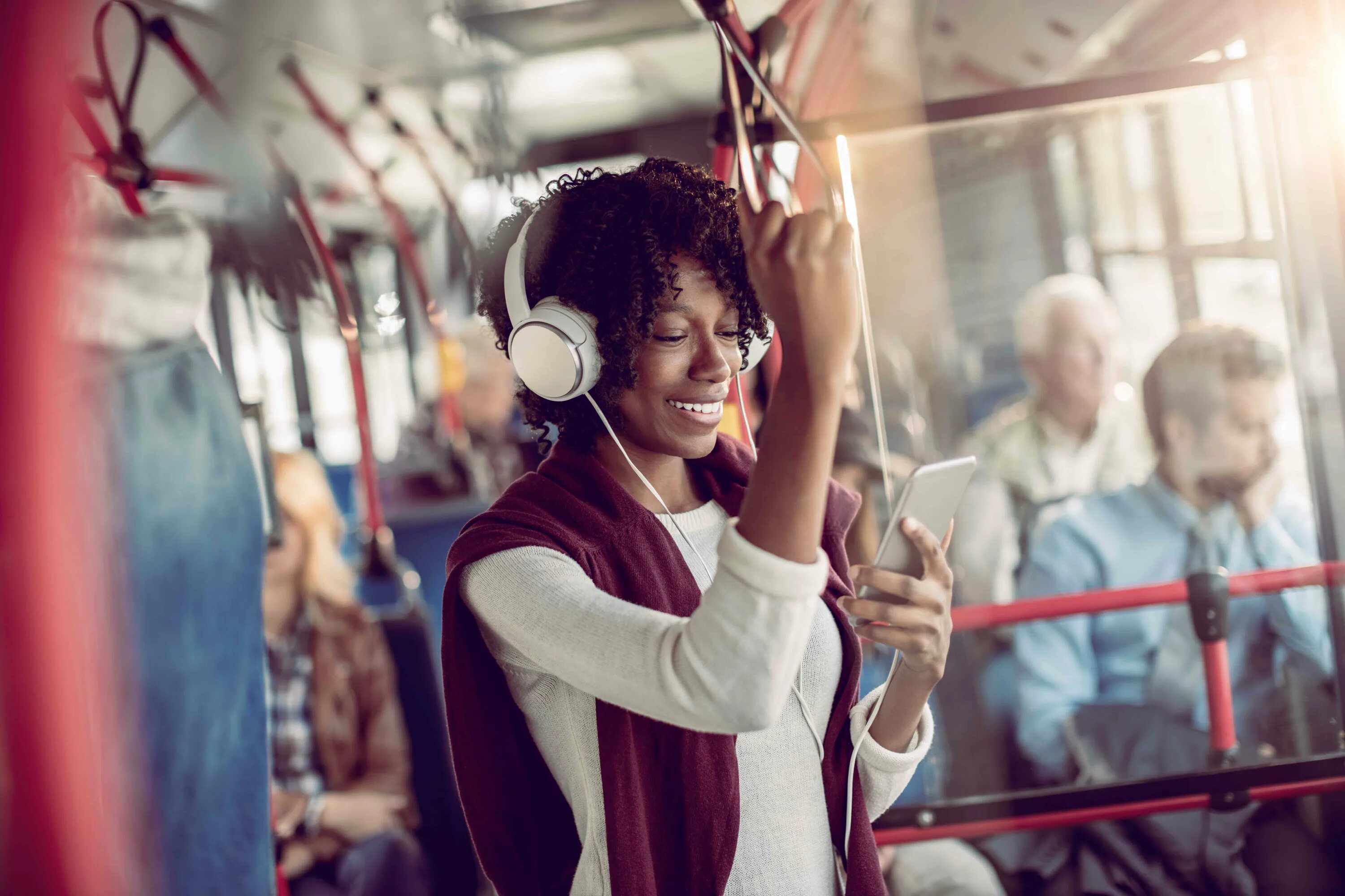 They listening to music now. Человек в наушниках. Люди в наушниках на улице. Наушники стоковое фото. Женщина слушает.