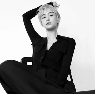 Xuất hiện trước công chúng, các người đẹp phải đầu tư chỉn chu về trang sức...