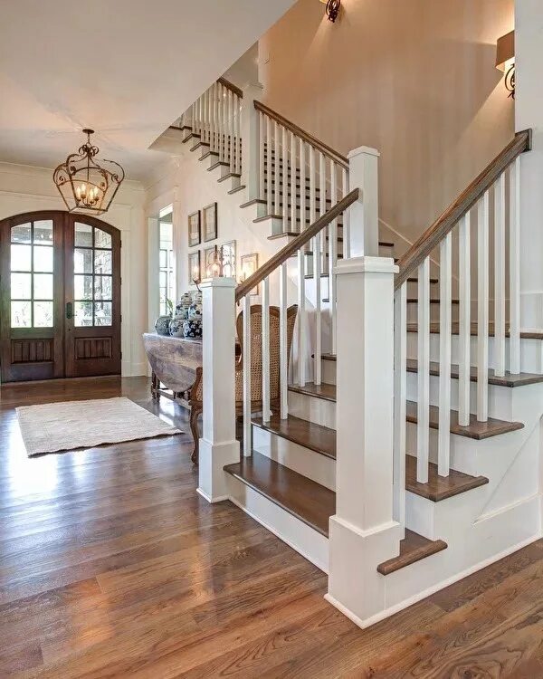 Лестницы для частного дома купить. Лестницы всчастном доме. Лестница деревянная. Лестница в частном доме. Деревянная лестница в интерьере.