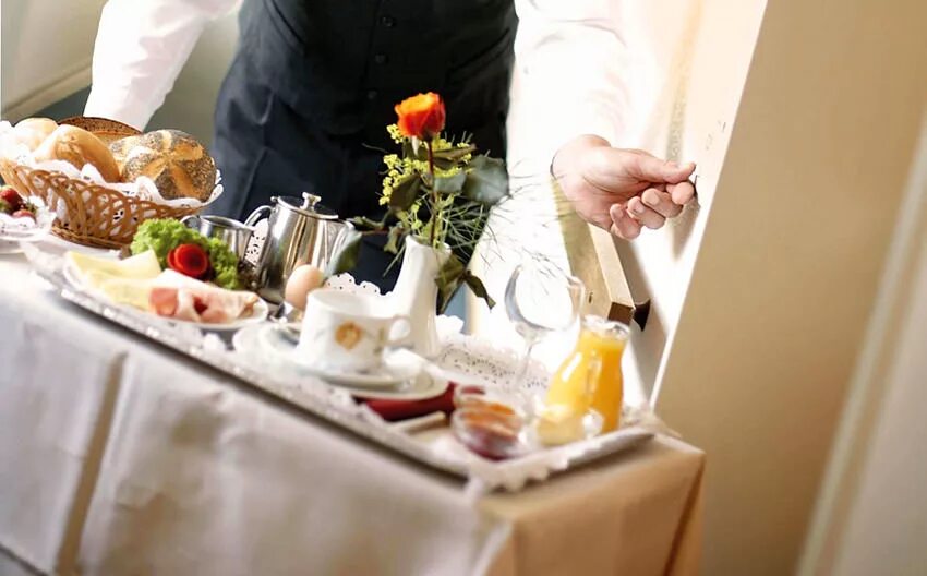 Предоставление услуг питания в гостинице. Рум сервис. служба room service в гостинице. завтрак в номер. комплимент в отеле.
