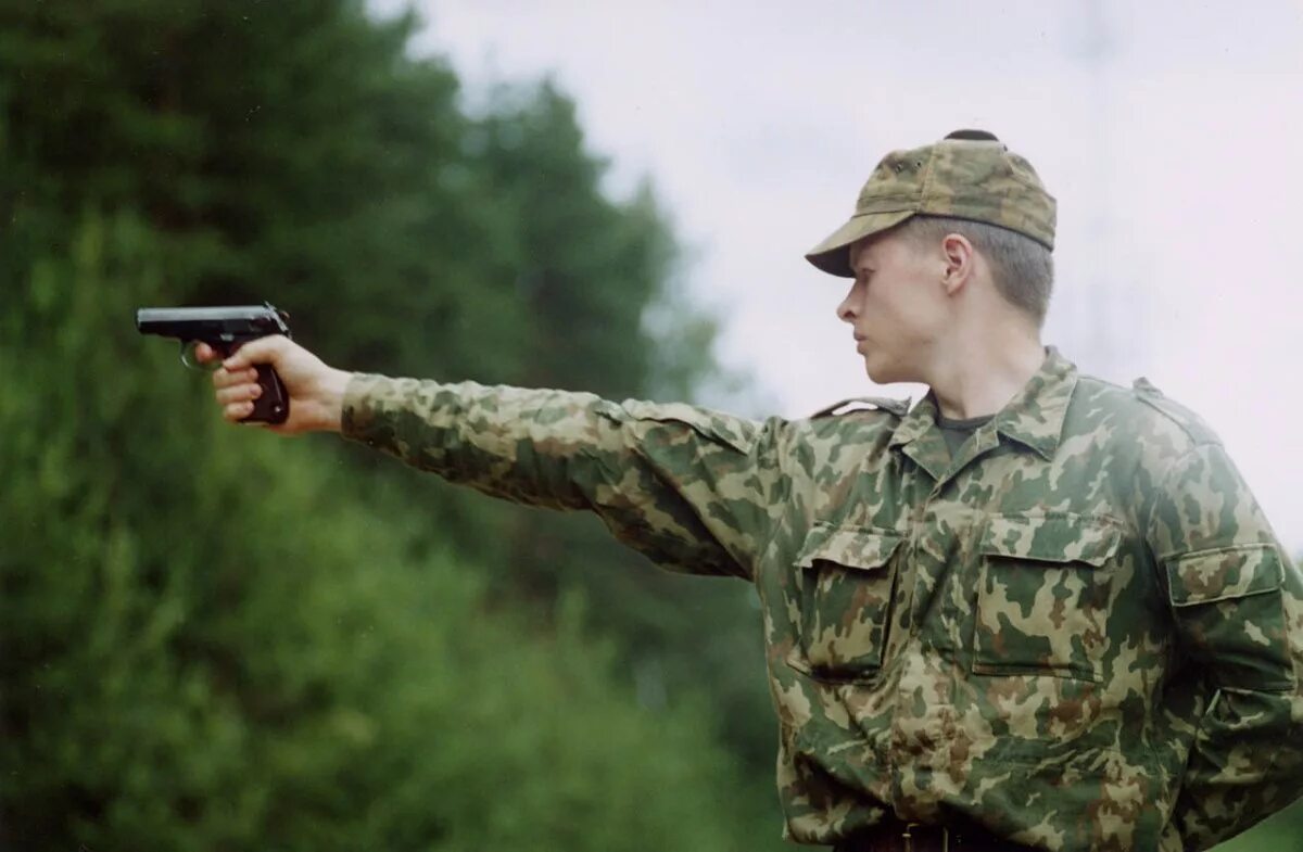 Стоящим солдатам. Военные пистолеты. Стрельба из пистолета армия. Солдат стреляет из пистолета. Стрельбы в армии.