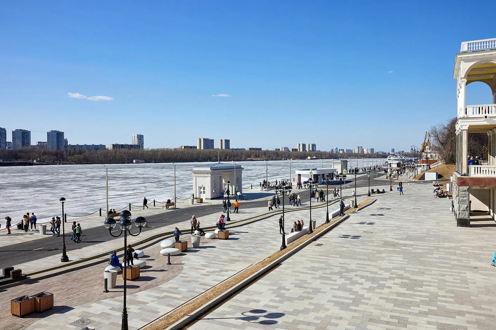 Теплоход конкорд. Причал набережная лейтенанта шмидта. Теплоход москва нагатинская набережная. Набережная причал. Теплоход у пристани.