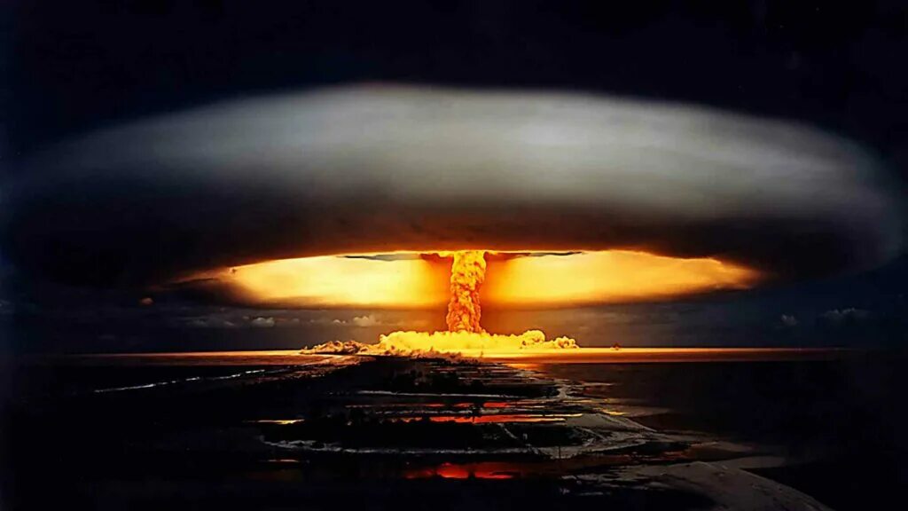 Царь бомба взрыв. Атолл Муруроа ядерные испытания. Ядерный взрыв. Атомный взрыв. Ядерная война.