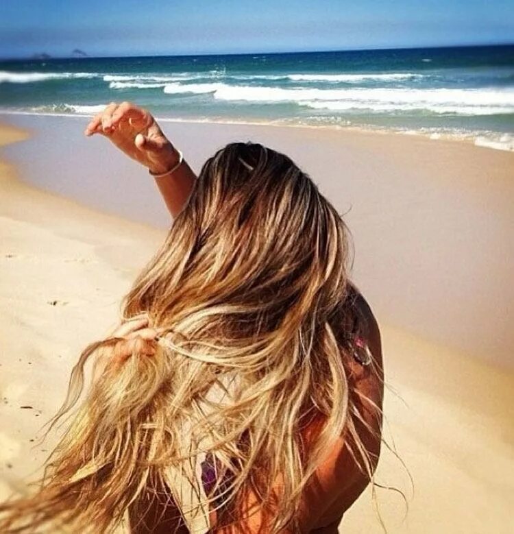 прическа на пляж на длинные волосы. блондинка с длинными волосами. модель кэндис свейнпол. летние красивые волосы. волосы летом.