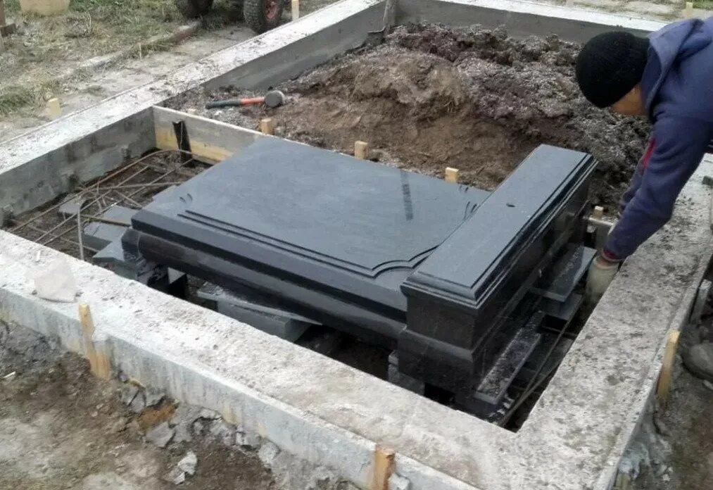 Установка памятников в городе. Фундаментные плиты на могилу. монтаж надгробных памятников. фундамент под могилу. фундамент на могиле для памятника.
