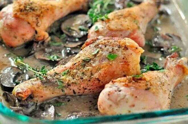 куриные ножки с грибами в духовке. куриные голени в сливочно-грибном соусе!. курица в сливочно грибном соусе. куриные ножки в сметанном соусе. курица с грибами в сливочном соусе в духовке.