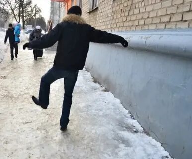 Упала головой об лед
