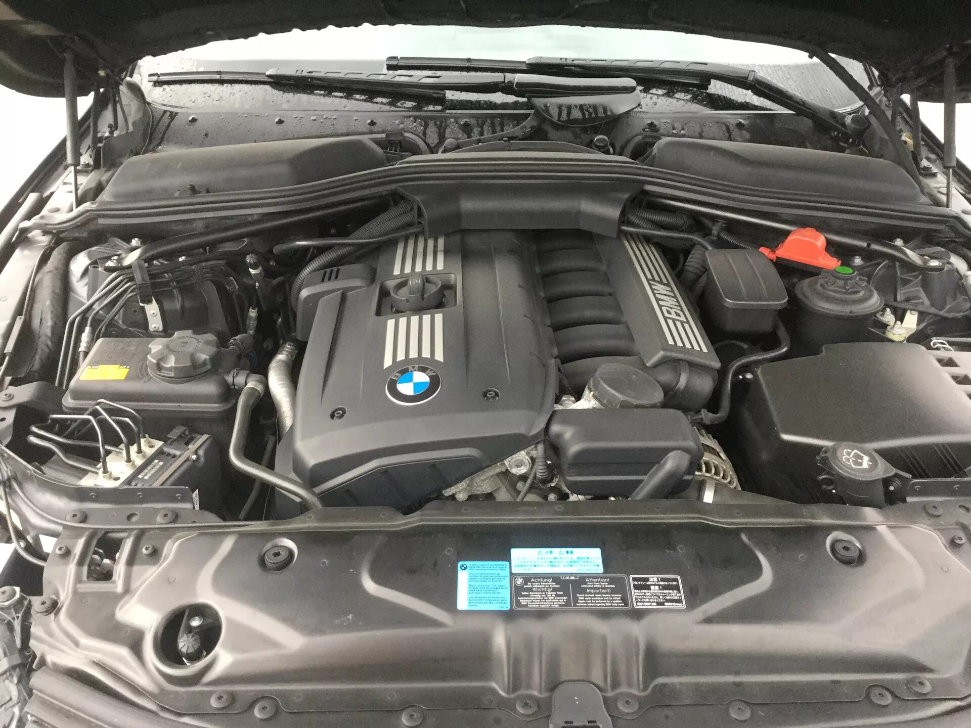 Бмв е60 n52b25. БМВ е60 525 под капотом. Подкапотное пространство BMW e60 525d. Подкапотка БМВ е60 n52. BMW 525i e60 двигатель.