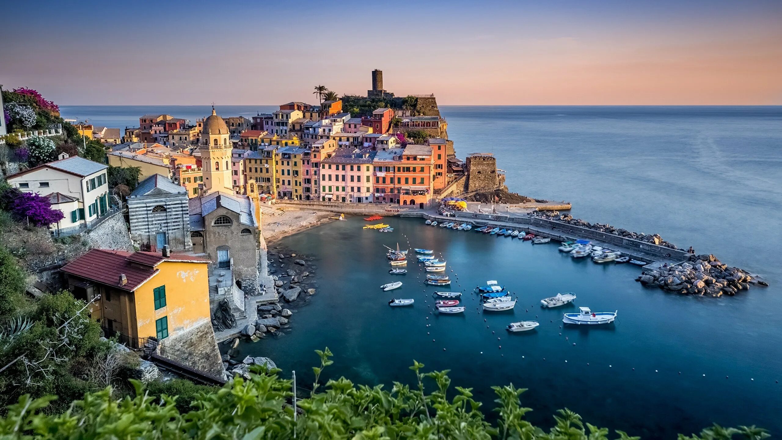 Камольи каменная бухта. Лигурия италия чинкве терре. Италия на берегу моря. Деревня манарола италия. Camogli италия.