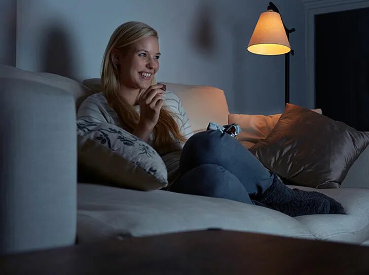 Девушка перед телевизором. Телевизор рисунок. Парочка смотрит телевизор. She watch tv every day. Ночью перед телевизором.