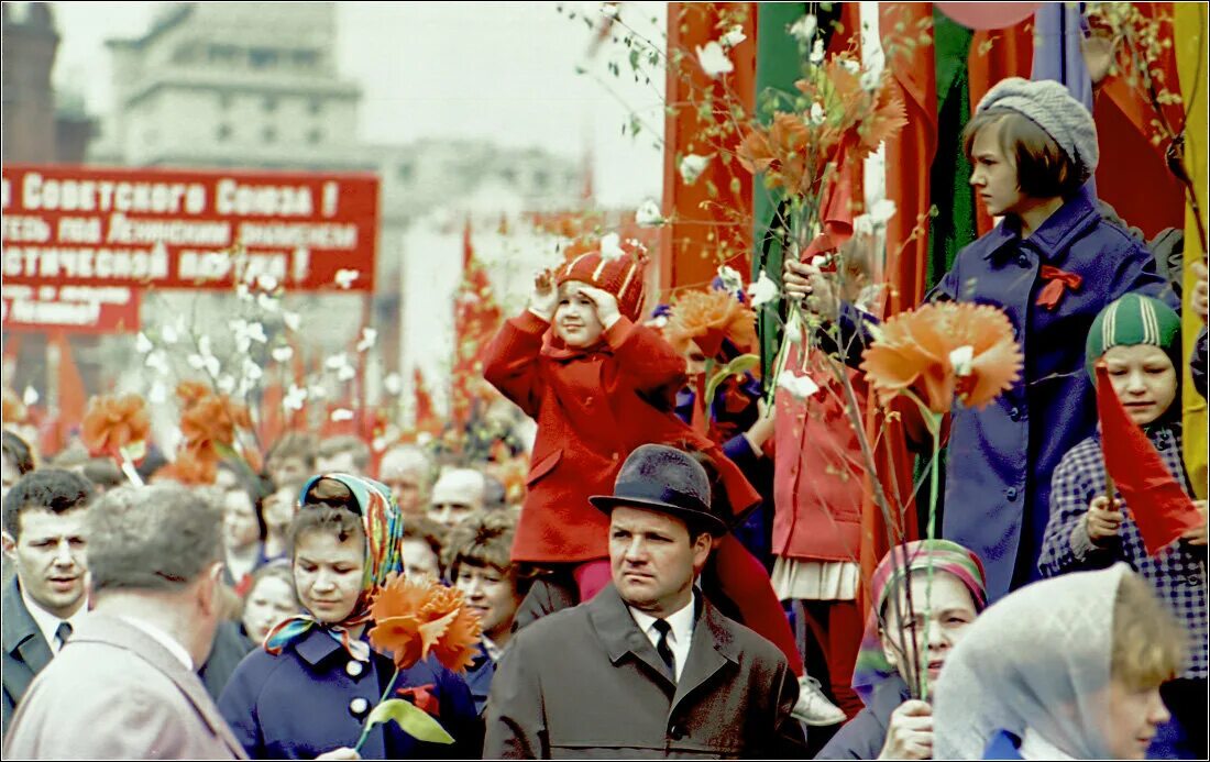 1 мая 2000. Первомайская демонстрация в СССР. Демонстрация 1 мая в СССР. 1 Мая праздник СССР демонстрация. Первомай демонстрация СССР мир труд май.