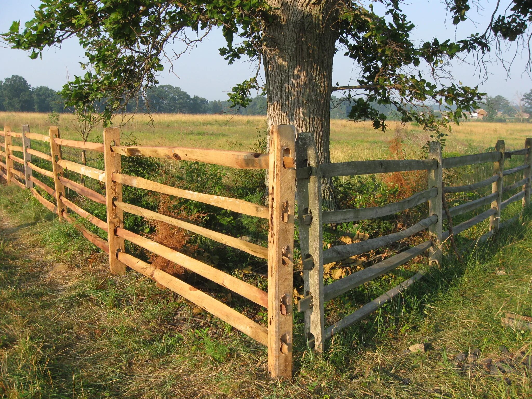 красивый деревянный забор. старый деревянный забор. деревянный заборчик. забор из деревянных досок. забор ранчо деревянный.