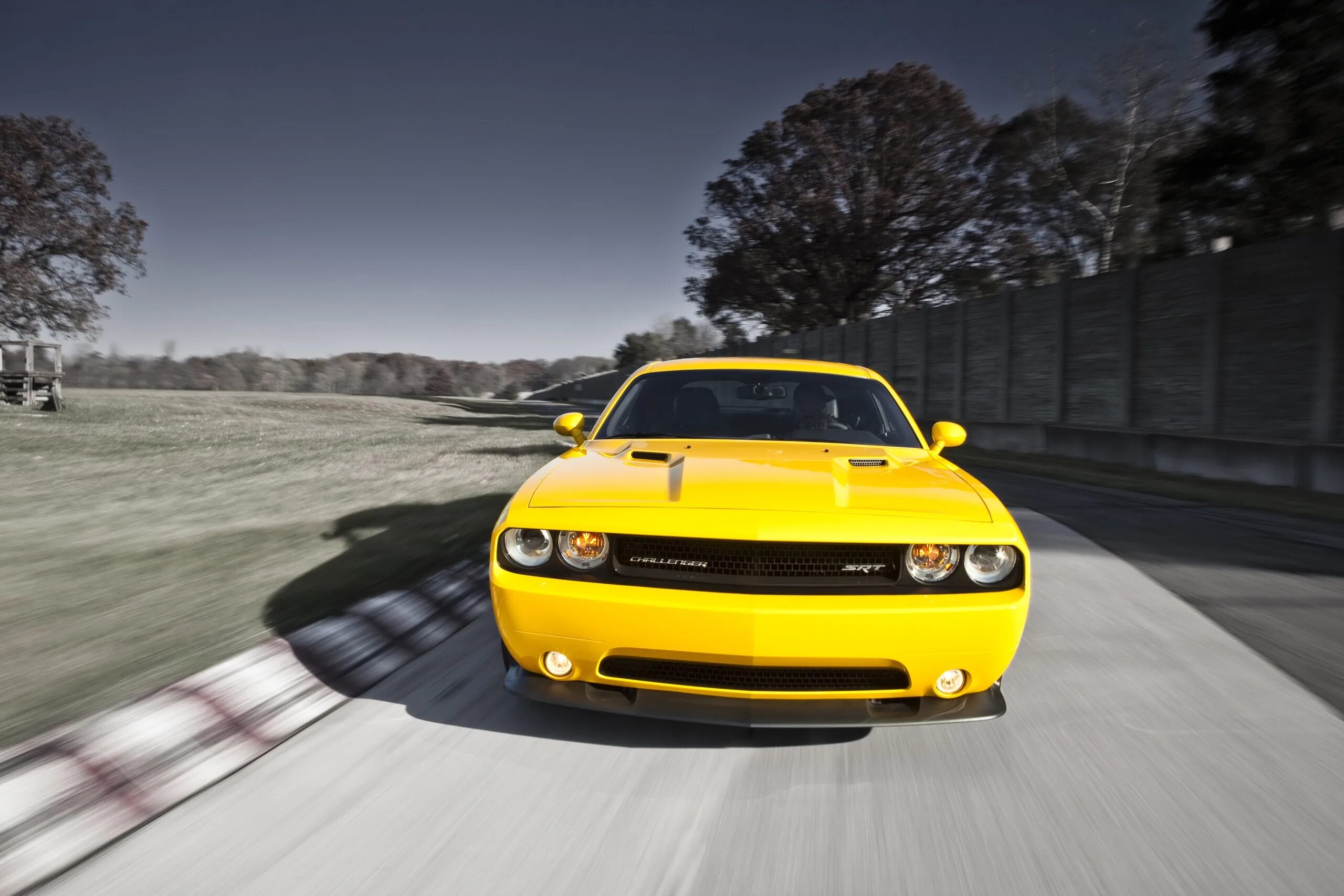 Обои додж челленджер. Dodge Challenger srt8. Dodge Challenger 392. Dodge Challenger srt8 392. Додж Челленджер СРТ желтый.